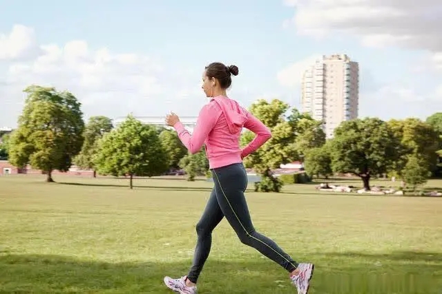 跑步可以迅速瘦腿 女人跟着男人后面跑比较好