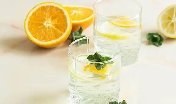 喝柠檬水的误区主要有哪些？身体不适可以喝吗？