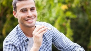 经常抽烟会对男性生育能力造成什么危害 影响男性性功能的原因