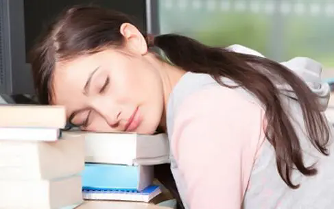 上班族怎么午睡健康 要睡的时间长吗？