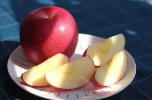 吃苹果的好处和坏处是什么 黄瓜和苹果哪个更减肥