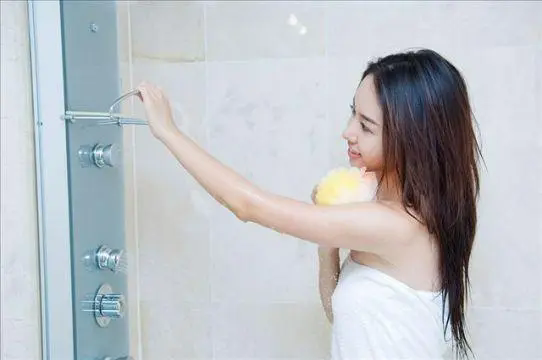 不少女性洗澡时会站着尿尿 这样做可能对身体有3个坏处