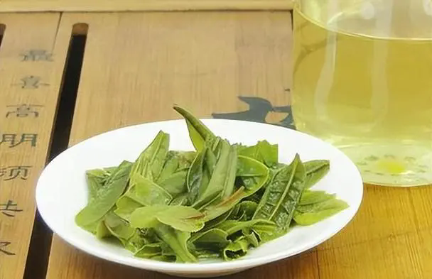 夏天喝绿茶有什么好处 夏季饮用绿茶的益处有哪些？