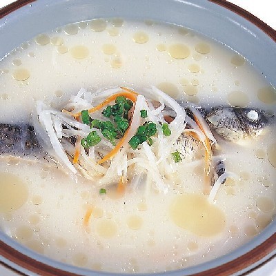 白鲫鱼汤 可助肾病患者健胃排湿