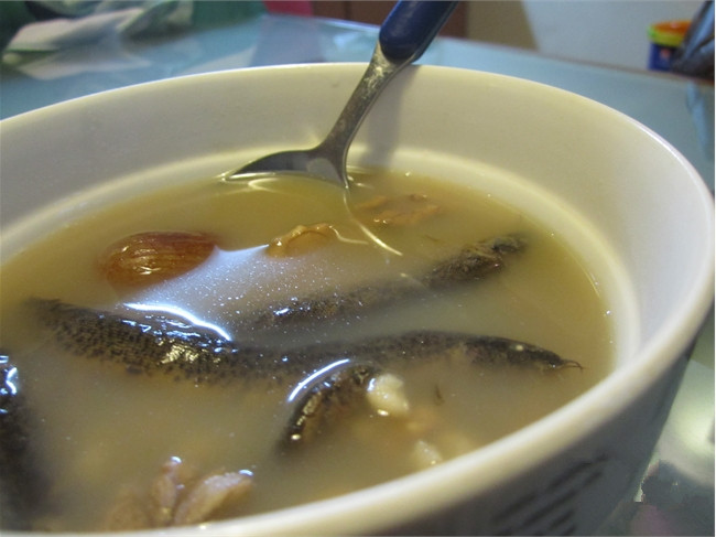 红枣煲泥鳅鱼汤：补血益血、调中益气