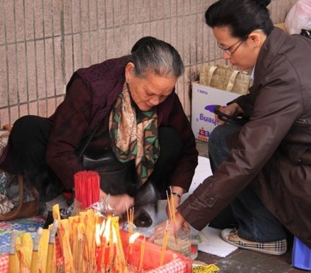 粤广惊蛰习俗之打小人