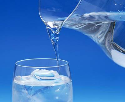 男性适量饮用健康水可减压
