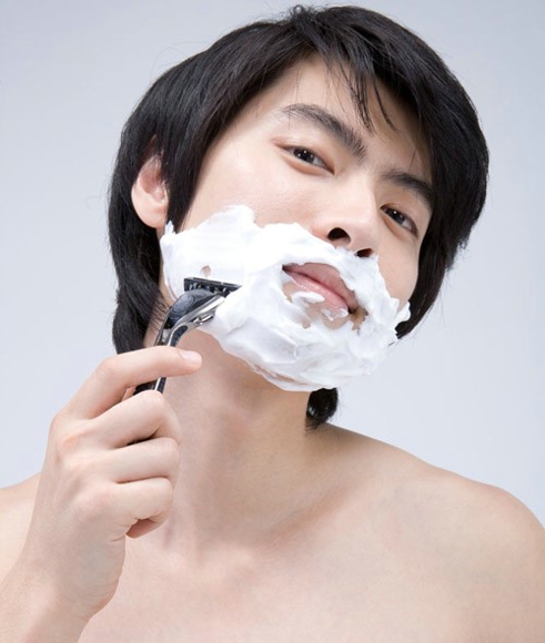 刮胡子好还是拔胡子好 男人正确剃须的方法