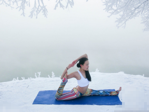 美女零下30度冰雪瑜伽 冬季练瑜伽要注意什么