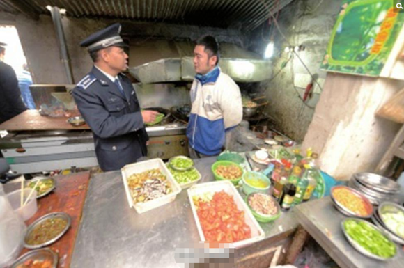 揭秘郑州“黑盒饭”制作过程 了解吃快餐盒饭的危害