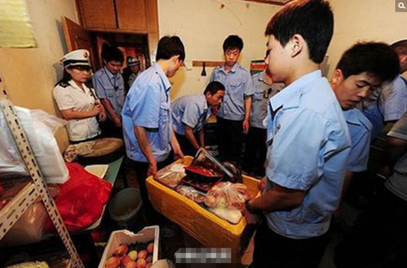 揭秘郑州“黑盒饭”制作过程 了解吃快餐盒饭的危害