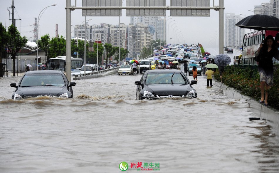 武汉暴雨积水多交通瘫痪水淹车