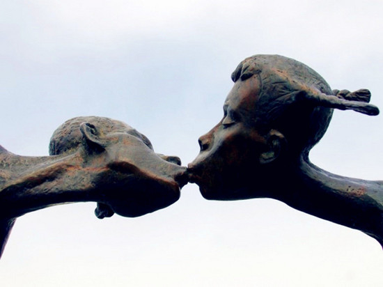 全球十大热吻雕塑 很有爱(2)
