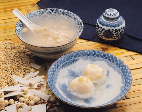 秋季润燥膳食：银耳莲子鹌鹑汤