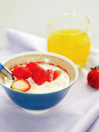 草莓牛奶燕麦粥——香润滑爽美味随意配