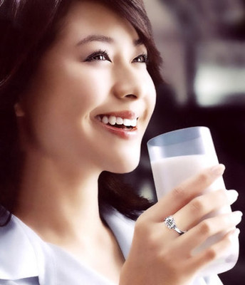牛奶啥时喝好 喝牛奶也要细嚼慢咽(2)