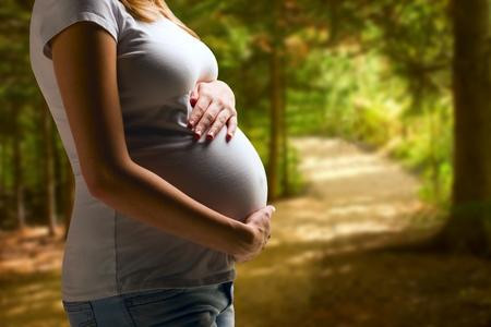 女性在怀孕的时候应该怎样进行胎教呢