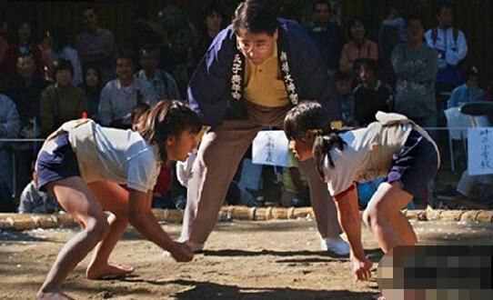 揭秘日本女子相扑 赤裸肉搏场面香艳