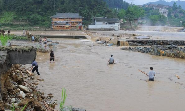 贵州雷山遭暴雨袭击 村民洪水中捞鱼