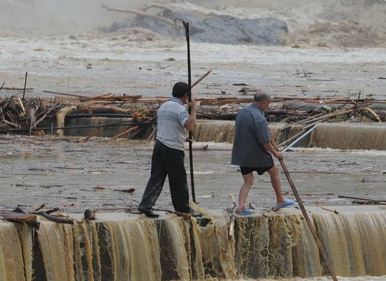 贵州雷山遭暴雨袭击 村民洪水中捞鱼