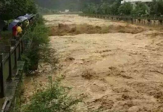 贵州雷山遭暴雨袭击 村民洪水中捞鱼