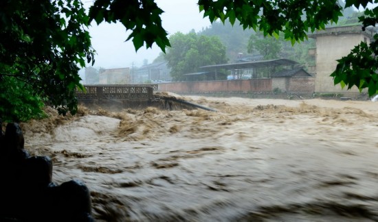 暴雨导致雷山洪水 灾民淡定洪水中捞鱼