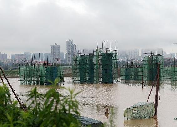 南昌遭暴雨袭击 民众乘船转移