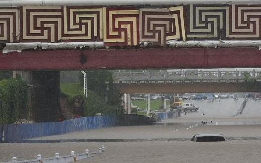 南昌遭暴雨袭击 民众乘船转移