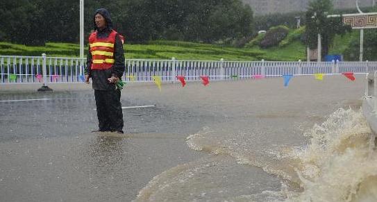 南昌遭暴雨袭击 民众乘船转移