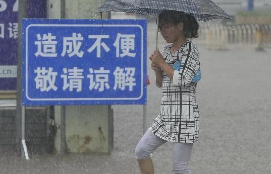 南昌遭暴雨袭击 民众乘船转移