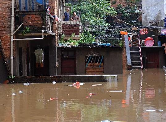 南昌遭暴雨袭击 民众乘船转移