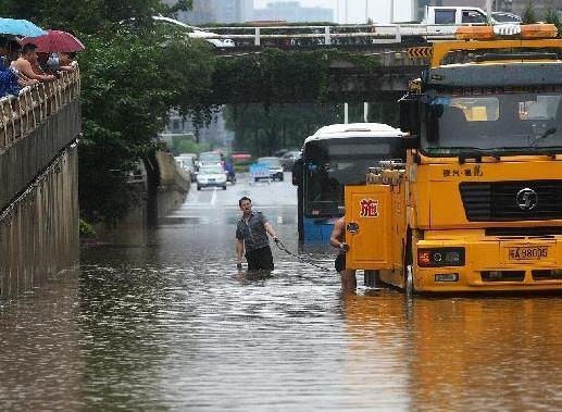 南昌遭暴雨袭击 民众乘船转移