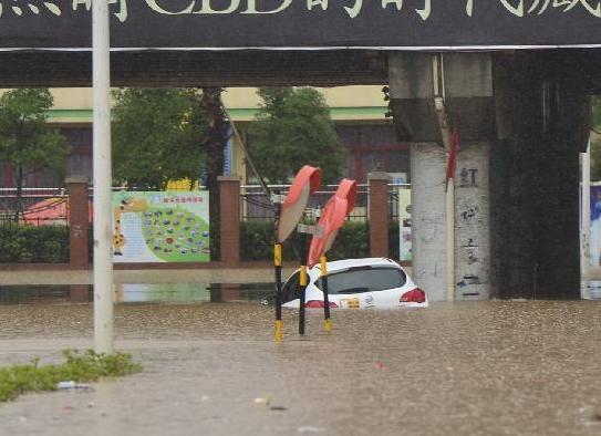 南昌遭暴雨袭击 民众乘船转移