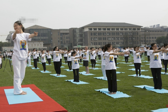 500人在北大齐练瑜伽 练习瑜伽的好处都有哪些