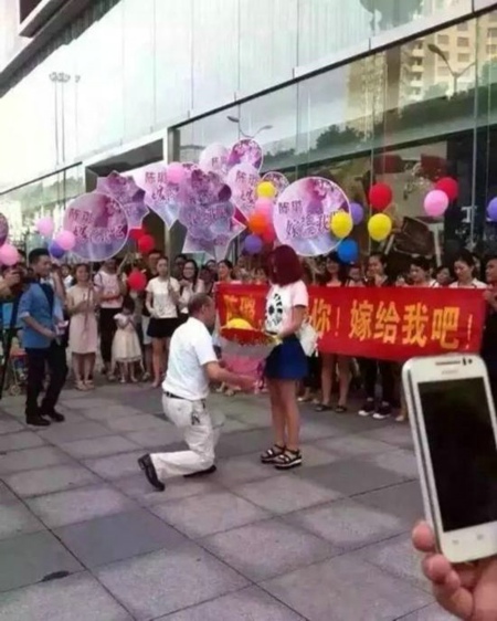 60后大叔求婚90后成功 盘点娱乐圈老夫少妻