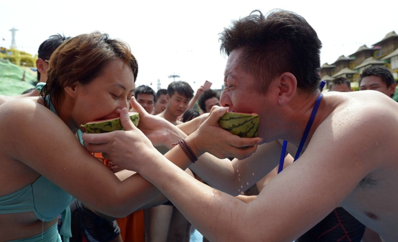 重庆举行万人啃西瓜大赛  讲述夏季吃西瓜的好处