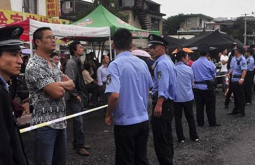 300警力拆除占道3年“钉子户”