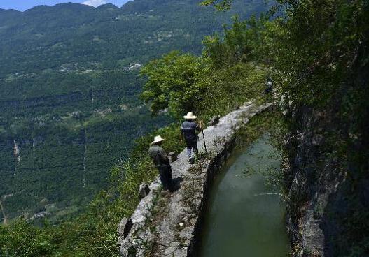 深山山崖上现人工水渠 被称“绝壁天河”