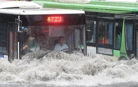 武汉暴雨司机淡定开车