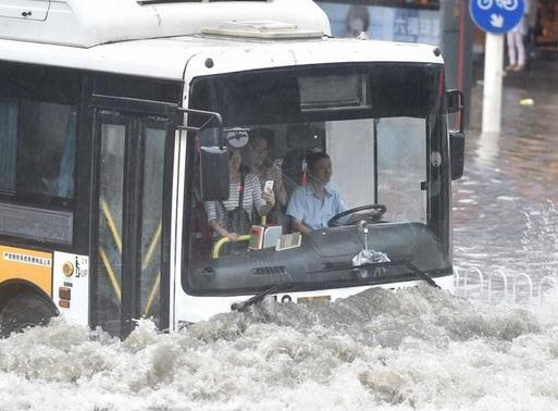 武汉暴雨司机淡定开车