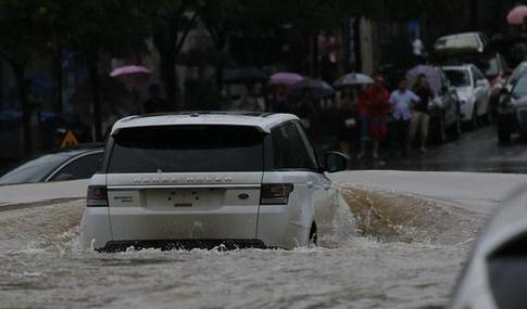 武汉暴雨司机淡定开车