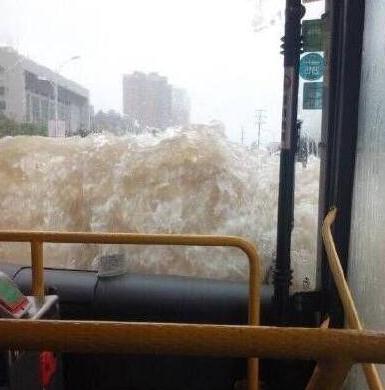 武汉暴雨司机淡定开车