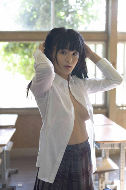 日本性感制服少女 竟在教室里脱衣露乳(2)