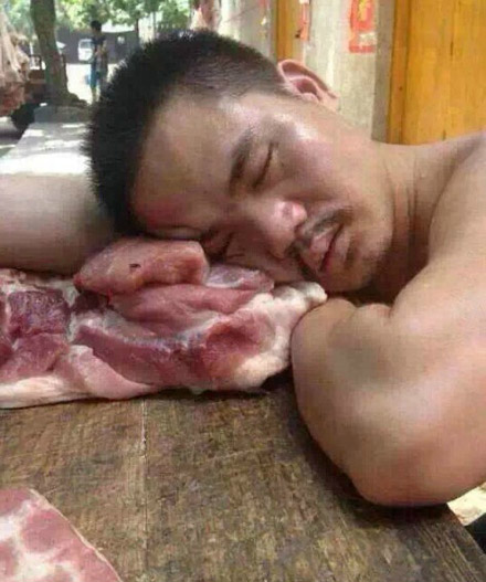卖猪肉的生意惨淡 都睡着了