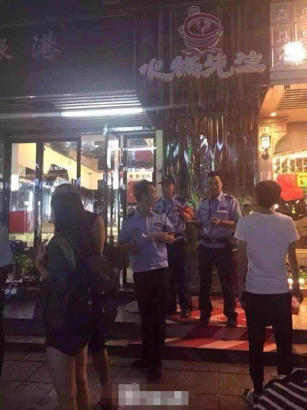 火锅店员用开水浇顾客 身体冒烟起泡(9)