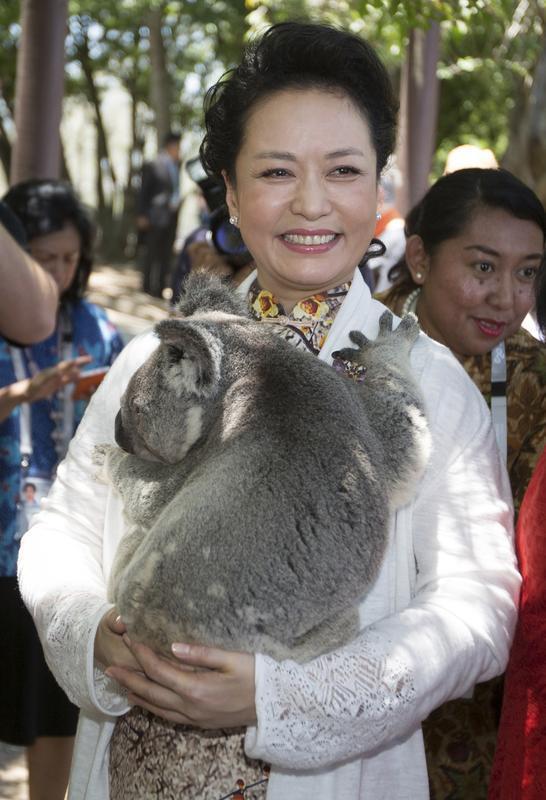 彭丽媛一袭红装被赞好评 盘点领导夫人穿衣经(8)