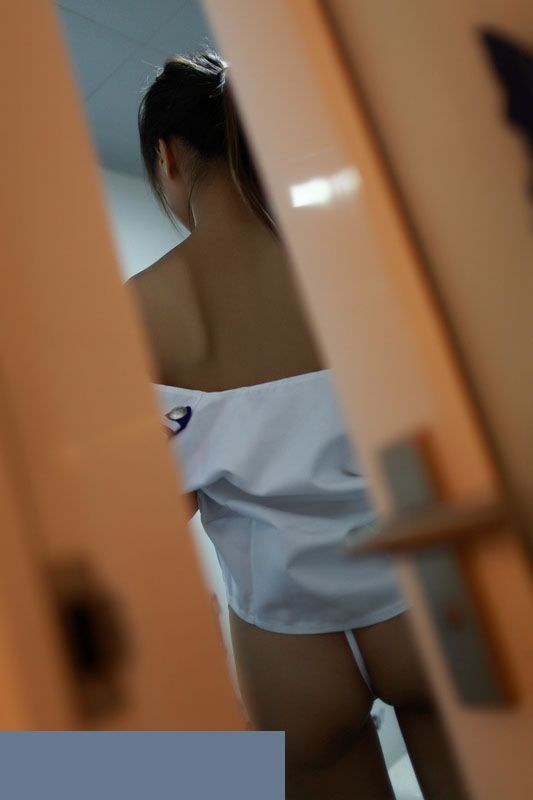 女学生在更衣室换衣服遭偷拍 女孩换衣需要谨慎(2)