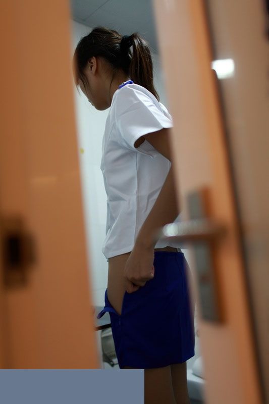 女学生在更衣室换衣服遭偷拍 女孩换衣需要谨慎(3)