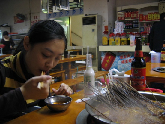 两女子吃串串后呕吐抽搐 揭街边摊5种最危险的食物