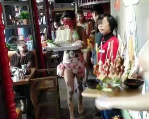 饭店服务员半裸上菜 上身画彩绘下身身穿薄纱(3)